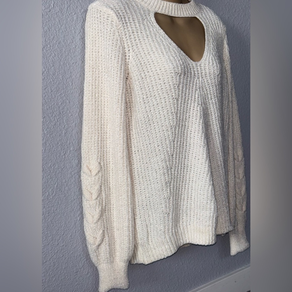 No Boundaries Chenille Cream Sweater W/Cut-Out Detail.
MED
